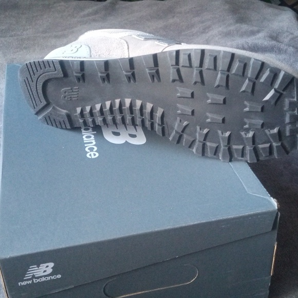 One pair of new balance size 13 - Picture 4 of 5